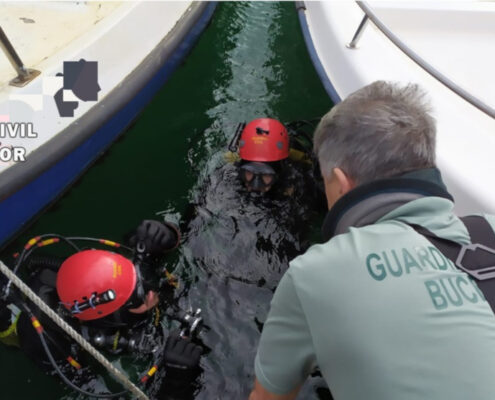 Los buzos desmantelan un vivero clandestino en el puerto pesquero de Santander